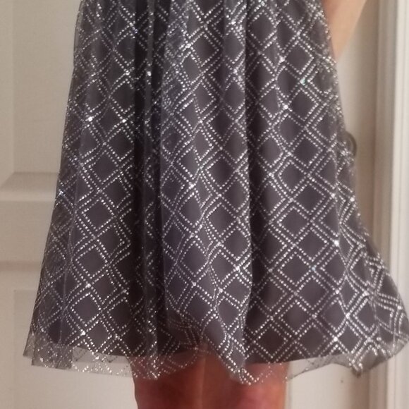 (13)GRAD/PROM DRESS - Picture 4 of 11